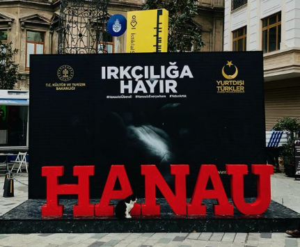 Türkei stellt Hanau-Gedenktafeln auf und warnt vor zunehmendem Rassismus