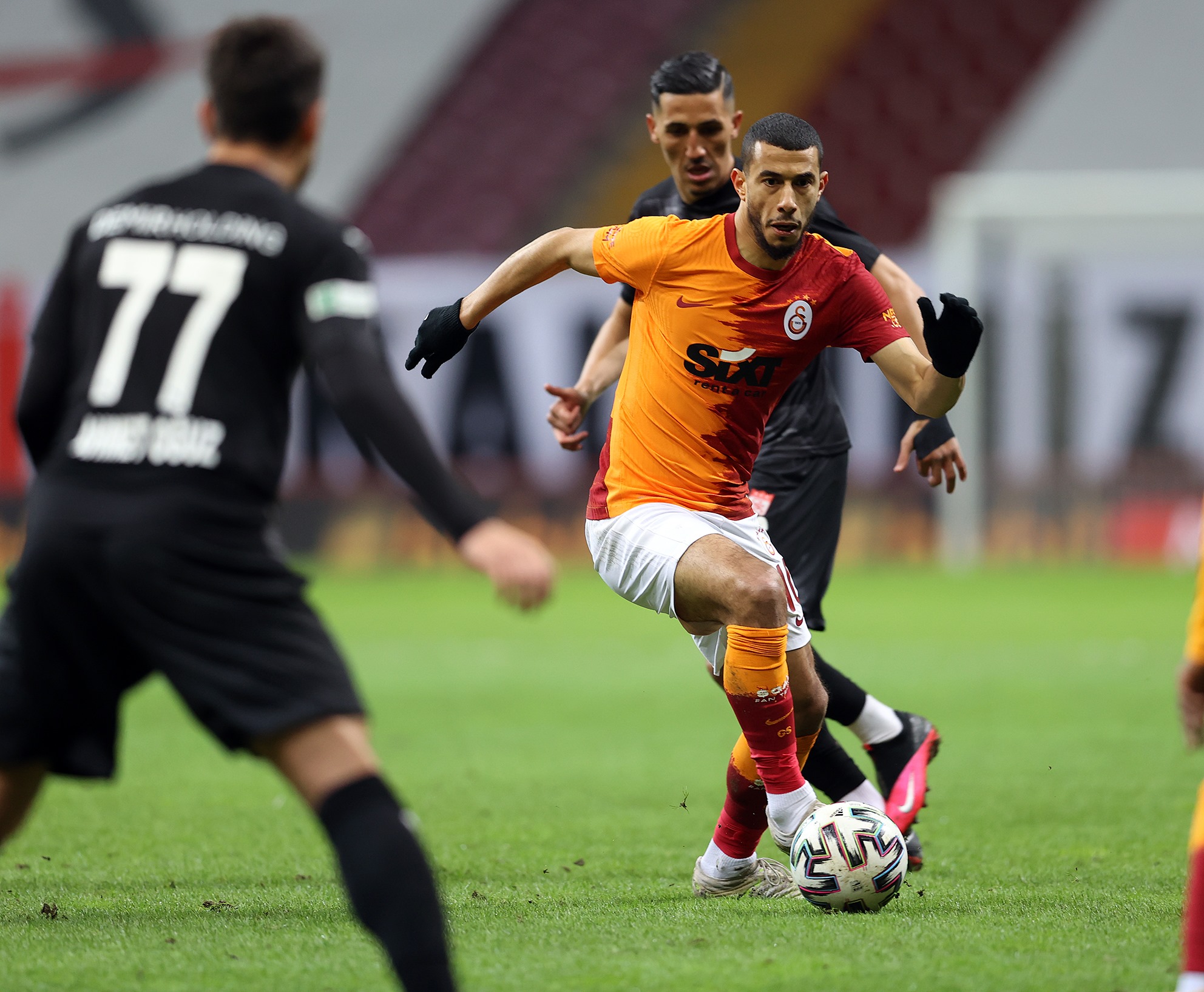 Nach Kritik an Rasen: Galatasaray kündigt Vertrag mit Belhanda