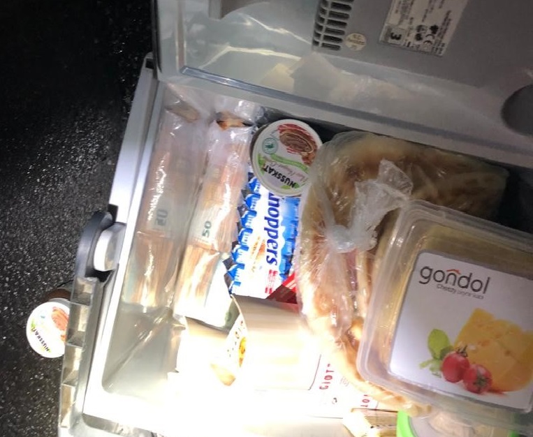 Zwischen Börek und Knoppers: Zoll findet 390.000 Euro im Kleintransporter