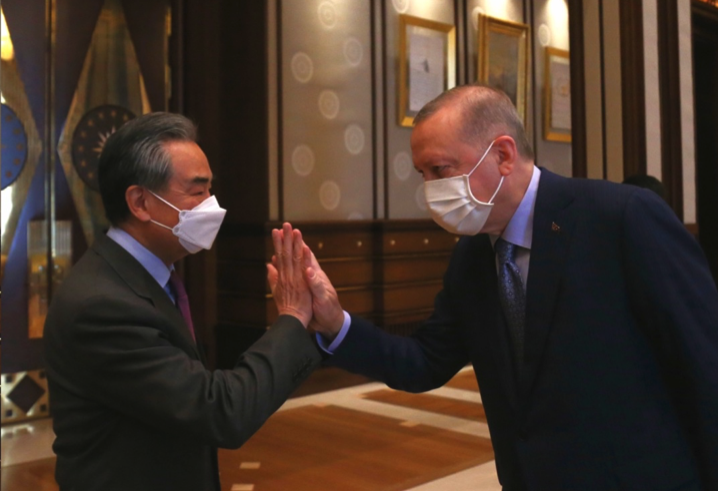 Unter dem Protest von Uiguren: Erdoğan empfängt Chinas Außenminister