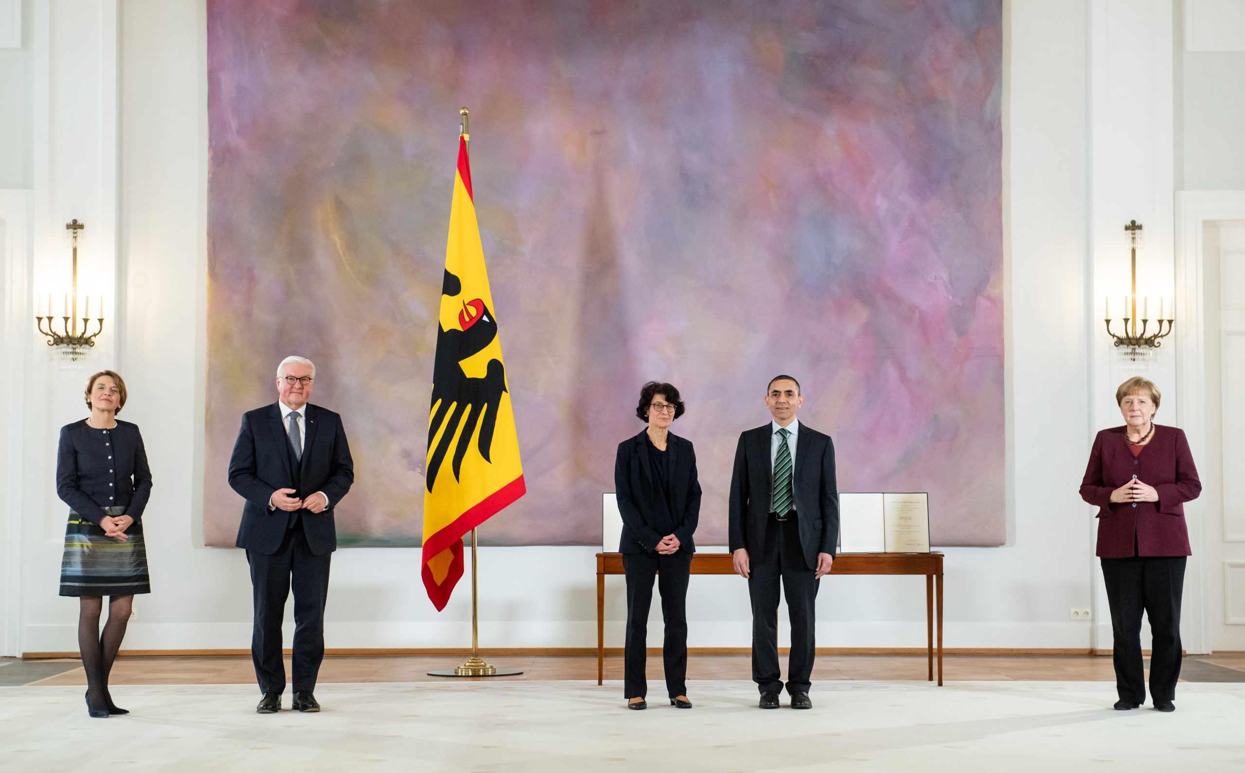 Bundesverdienstkreuz für Impfstoff-Entwicklung: Steinmeier ehrt Biontech-Gründer Şahin und Türeci