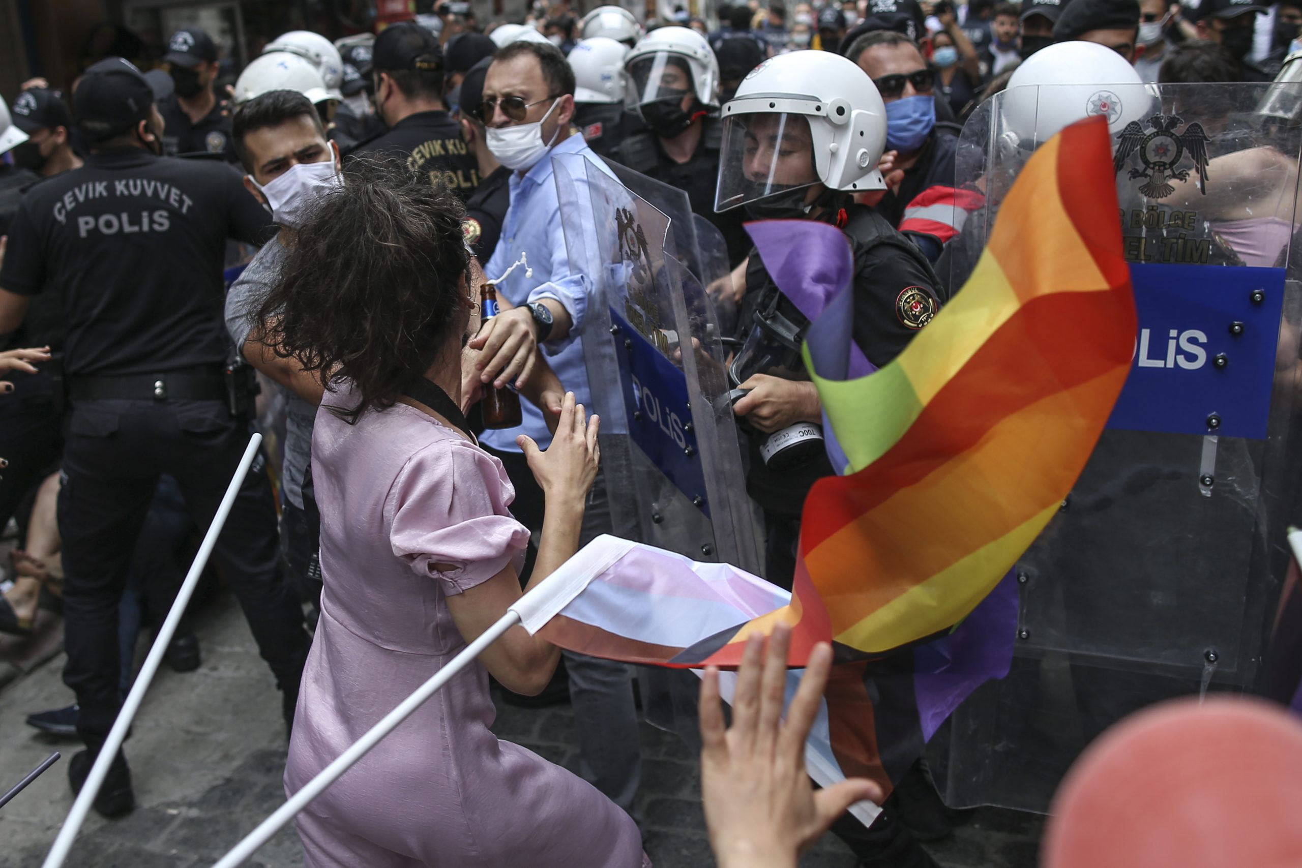 Pride Parade in Istanbul: Polizei geht mit Tränengas gegen Demo vor