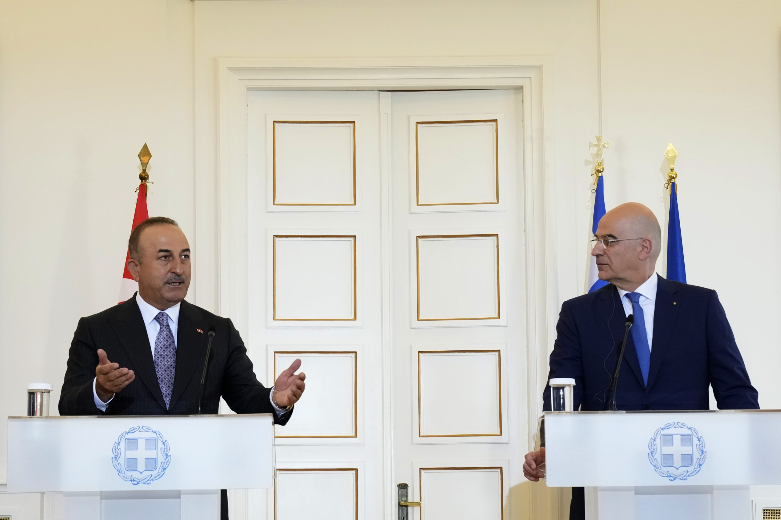 Çavuşoğlu in Athen: Küsschen, Umarmungen und auch Konkretes