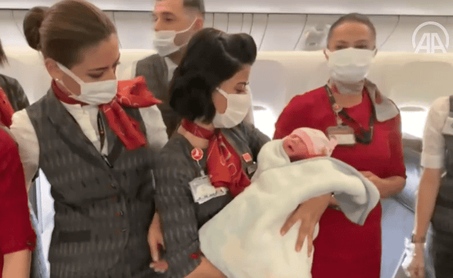 Frau bringt Baby zur Welt: Turkish Airlines-Crew springt als Geburtshelfer ein
