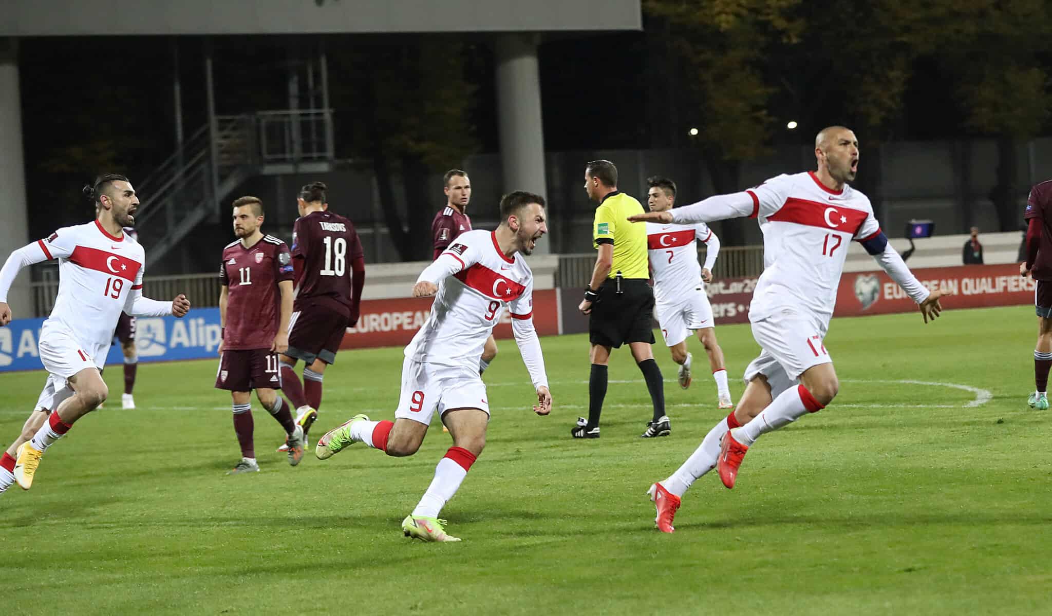 Drama in Riga: VAR-Elfmeter rettet Türkei in letzter Sekunde