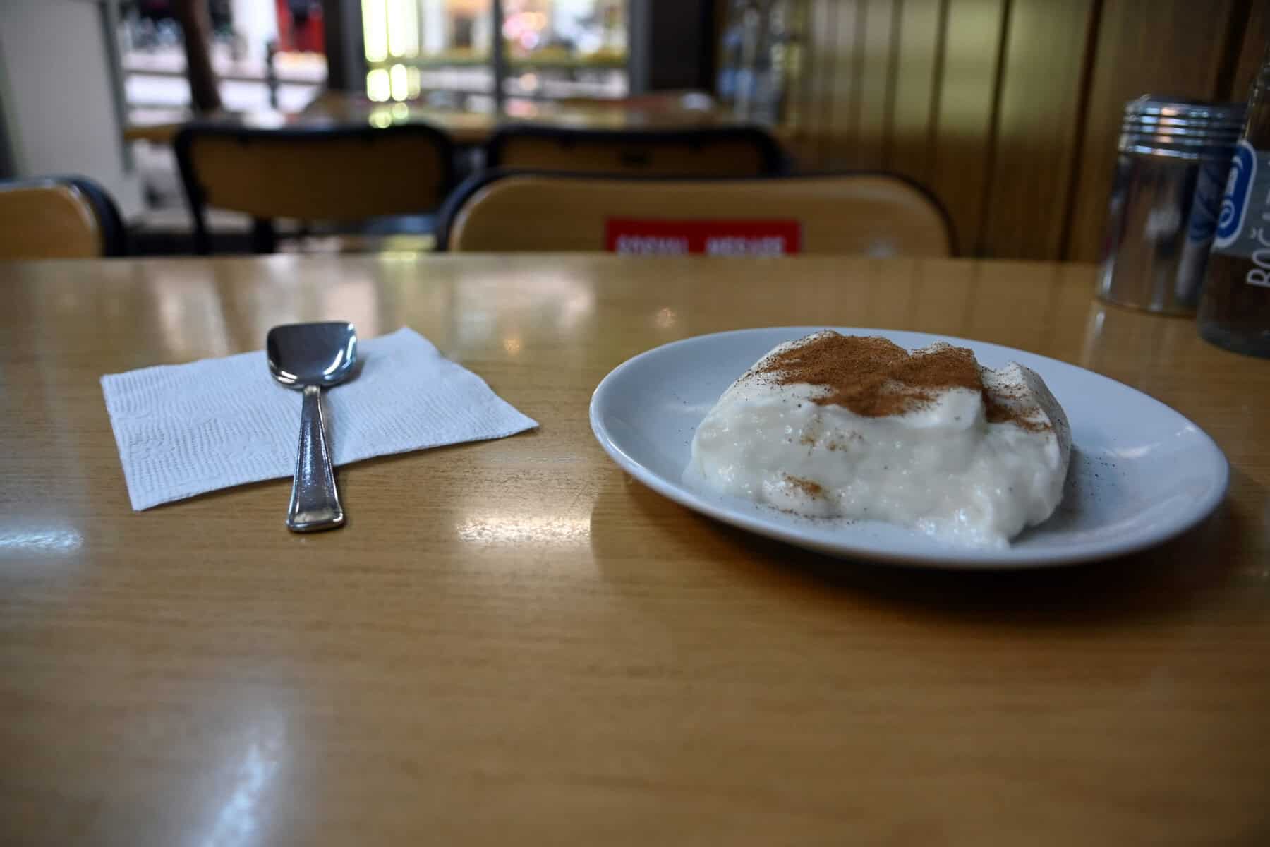 Beliebte türkische Spezialitäten: Ein Pudding aus Hähnchen