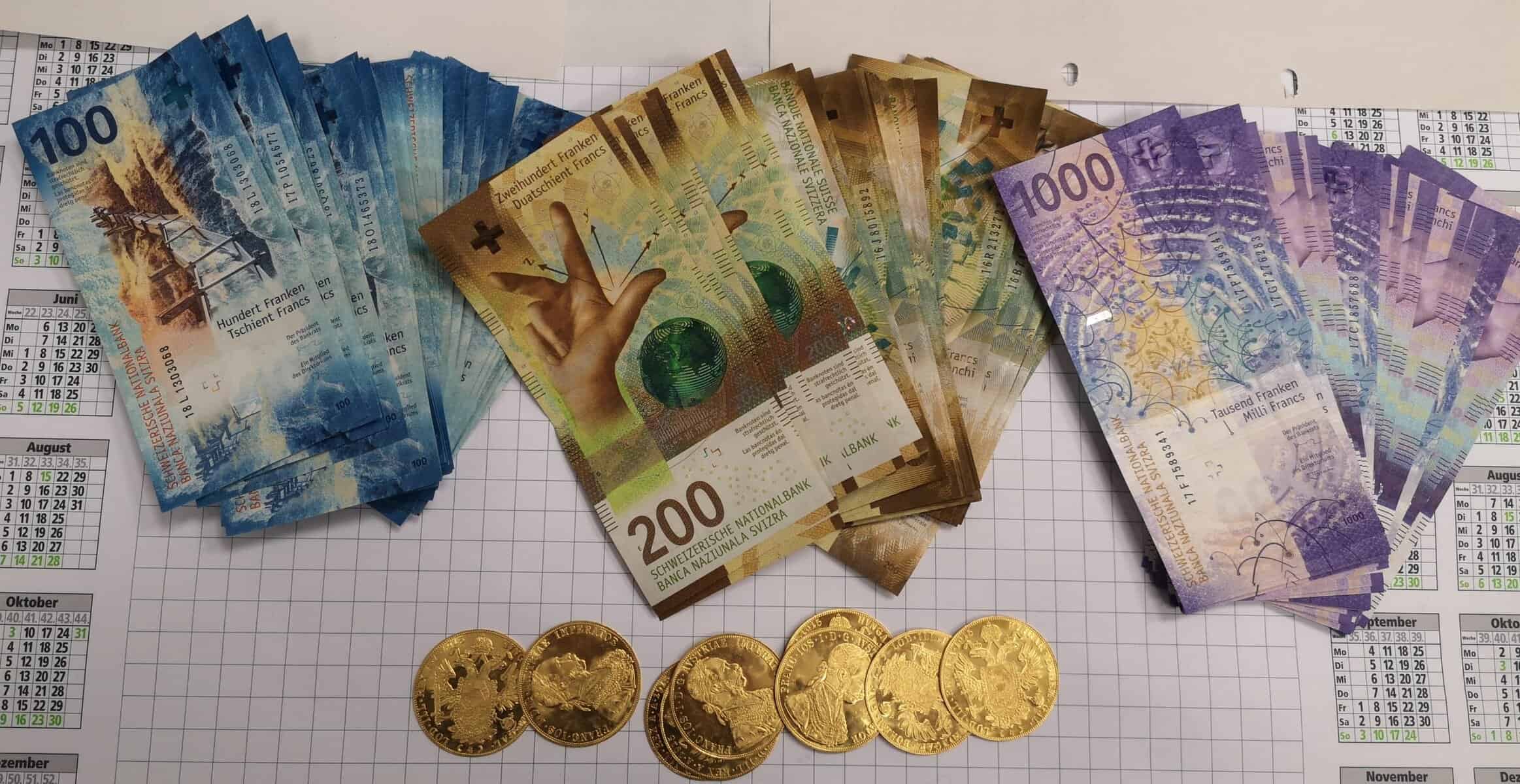 Bei Ausreise: Frau versteckt große Menge an Geld und Gold