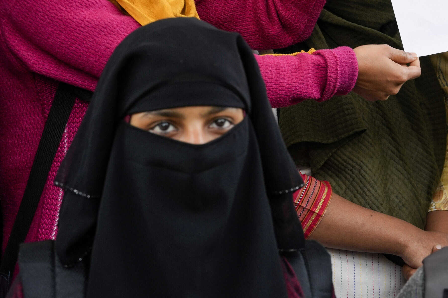 Taliban drohen mit Kündigung: Frauen müssen in Ministerien Hidschab tragen