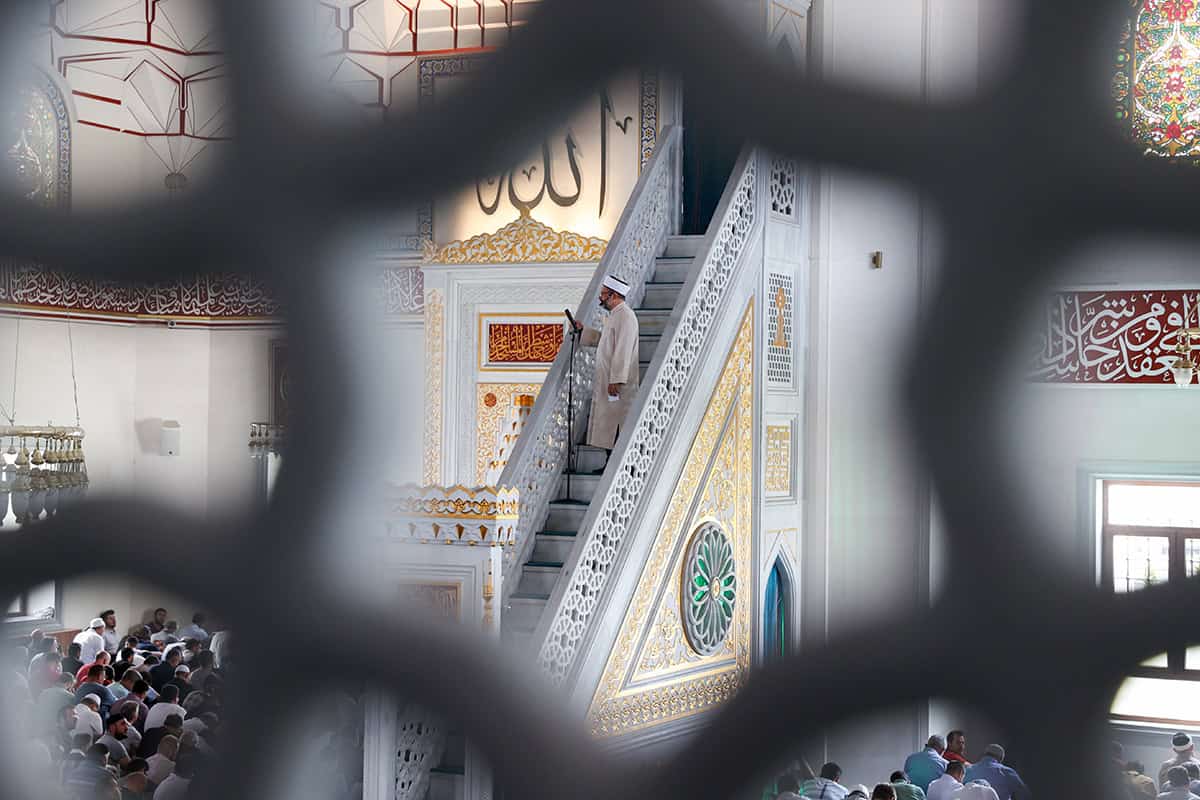 Tragischer Selbstmord: Imam nach umstrittener Entlassung tot aufgefunden