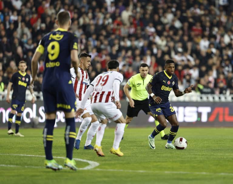 Kontroverse VAR-Entscheidung: Deutscher Schiri bringt türkischen Fußball durcheinander