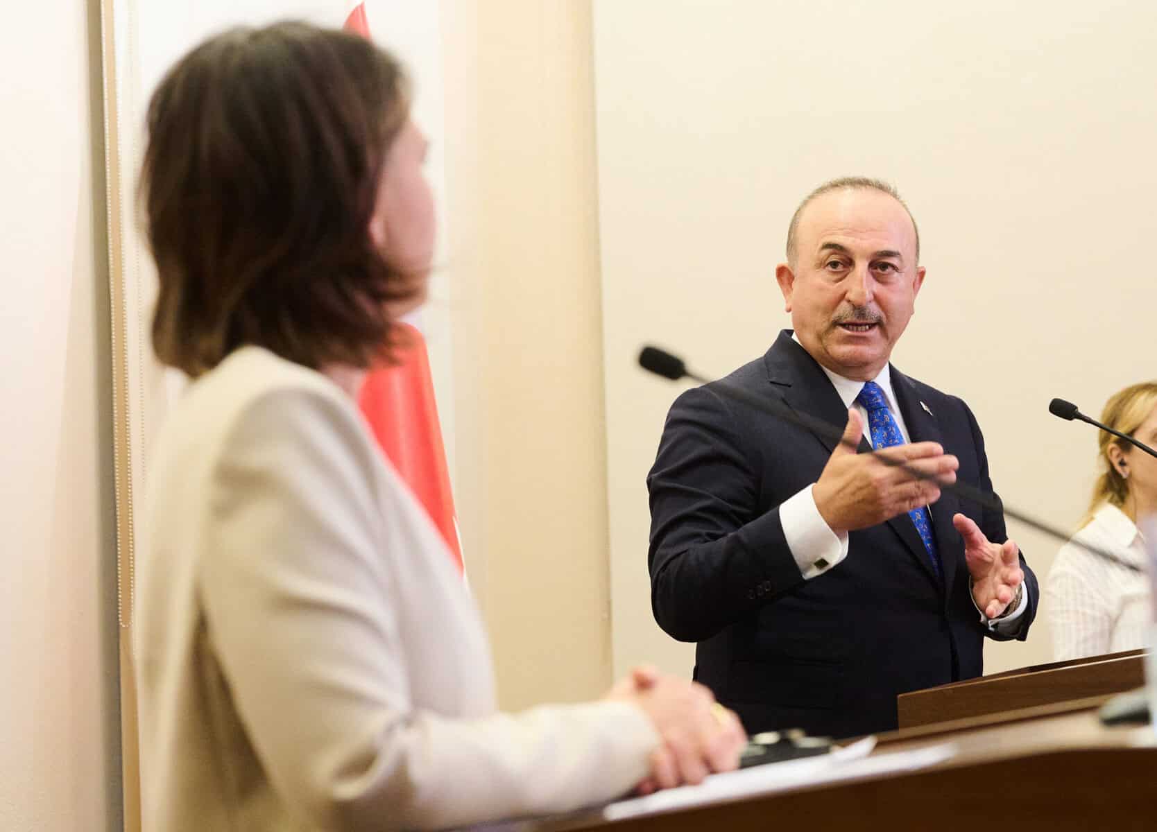Baerbock und Çavuşoğlu geraten vor laufenden Kameras aneinander