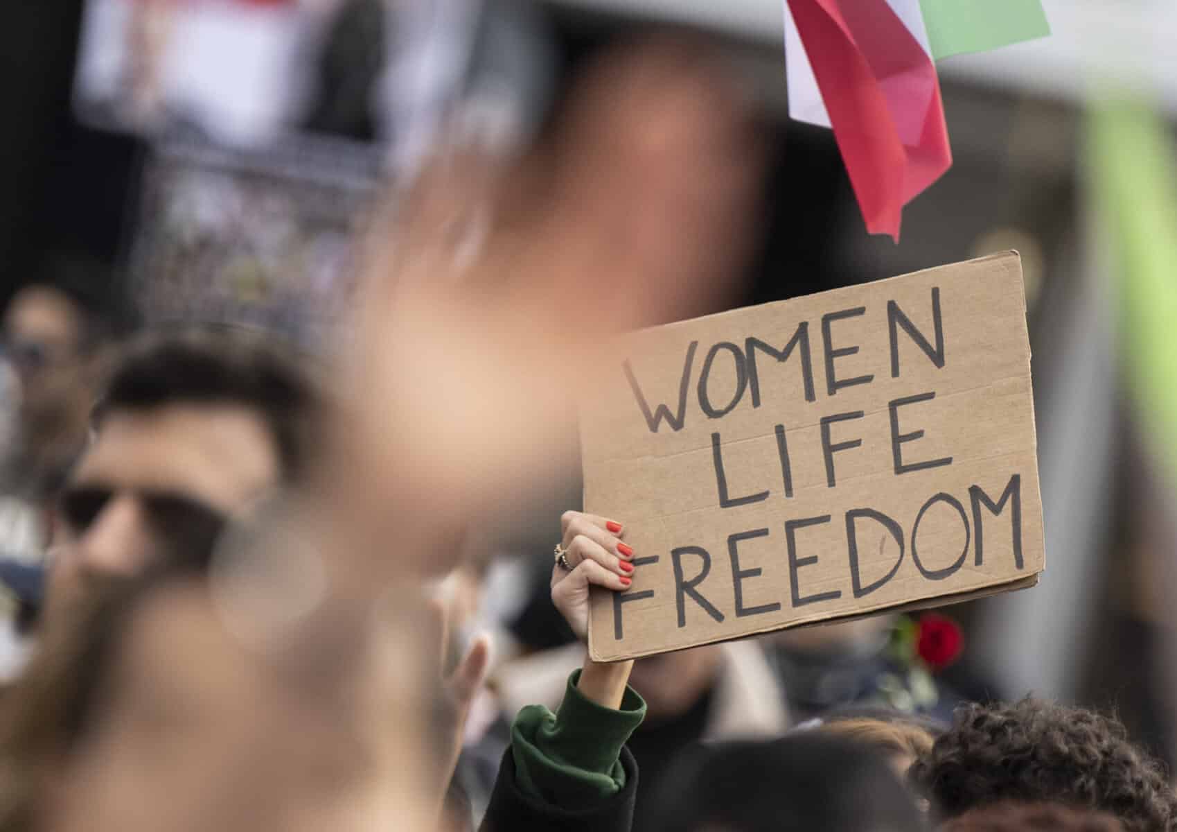 Anhaltende Proteste im Iran: Deutschland kündigt Sanktionen an