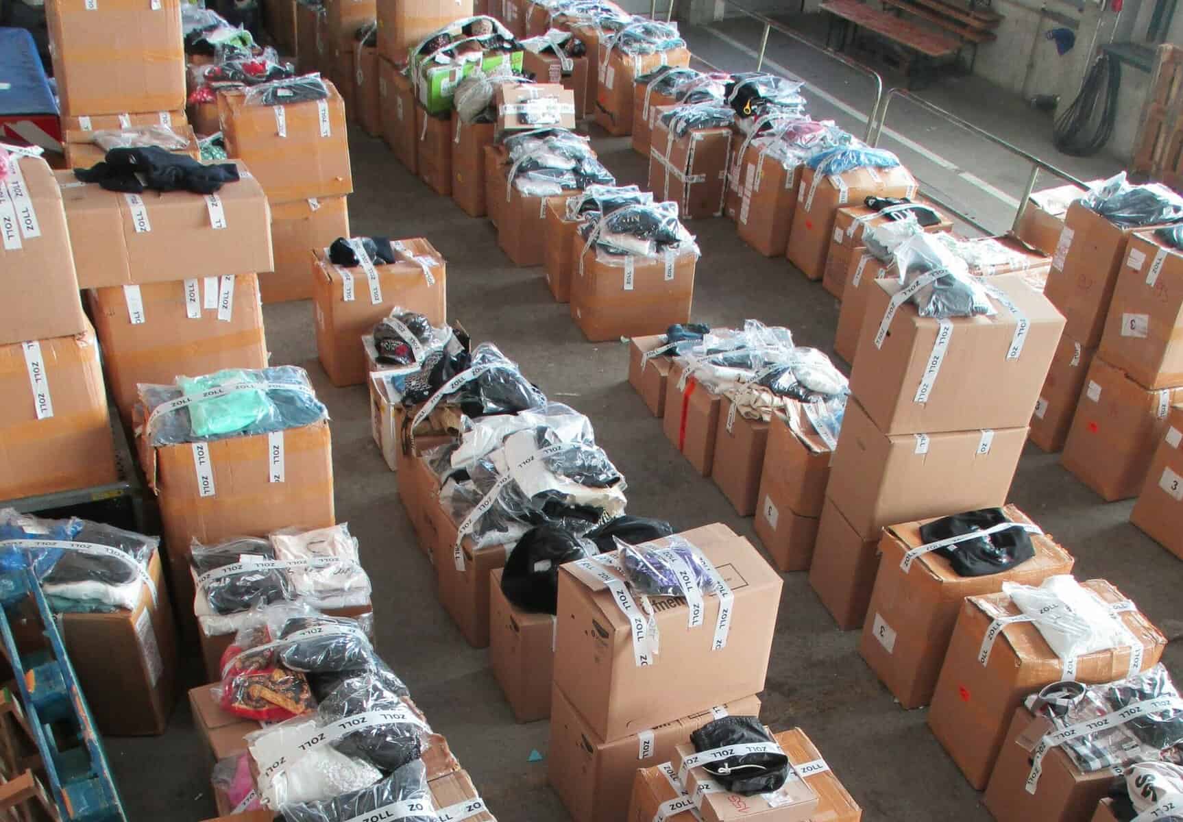 Ein Geschäft voll: Zoll beschlagnahmt gefälschte Markenkleidung aus der Türkei