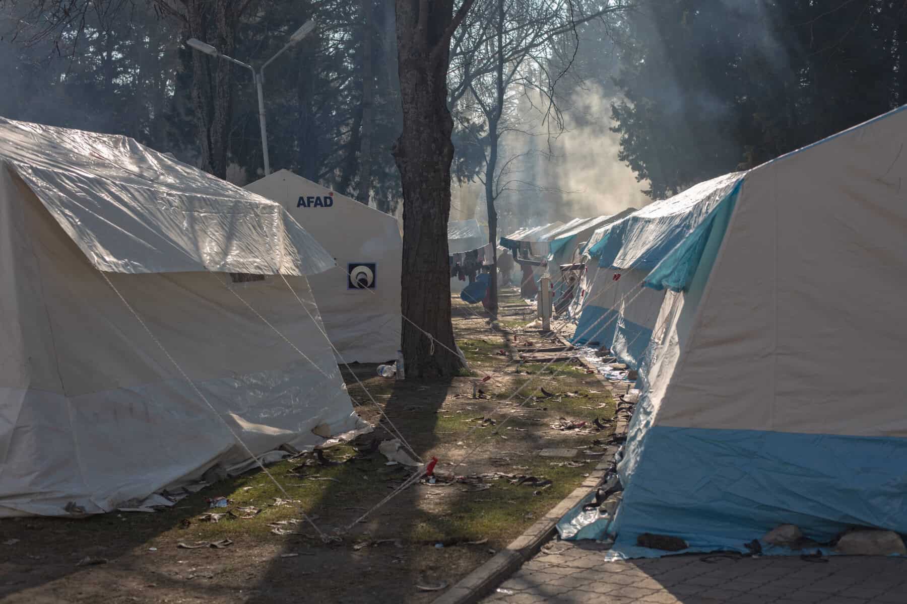 Zwei Jahre nach den Beben: Deutlich mehr Menschen leben in Containern als vermutet