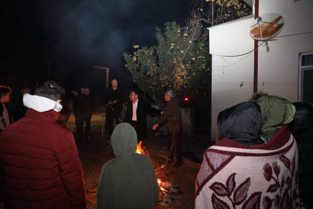 Düzce: Erdbeben lässt Menschen auf der Straße übernachten – zahlreiche Verletzte gemeldet