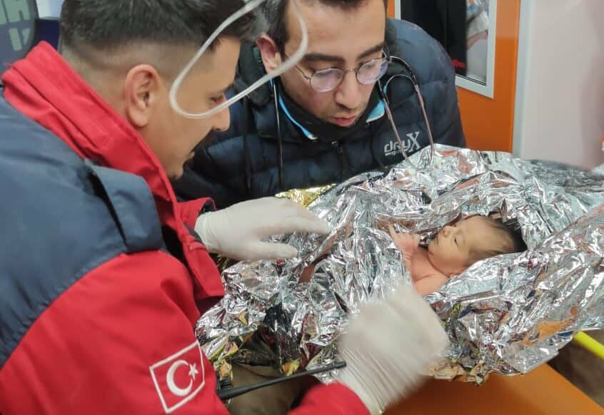 Wunder nach 90 Stunden: Zehn Tage altes Baby mit Mutter in der Türkei gerettet