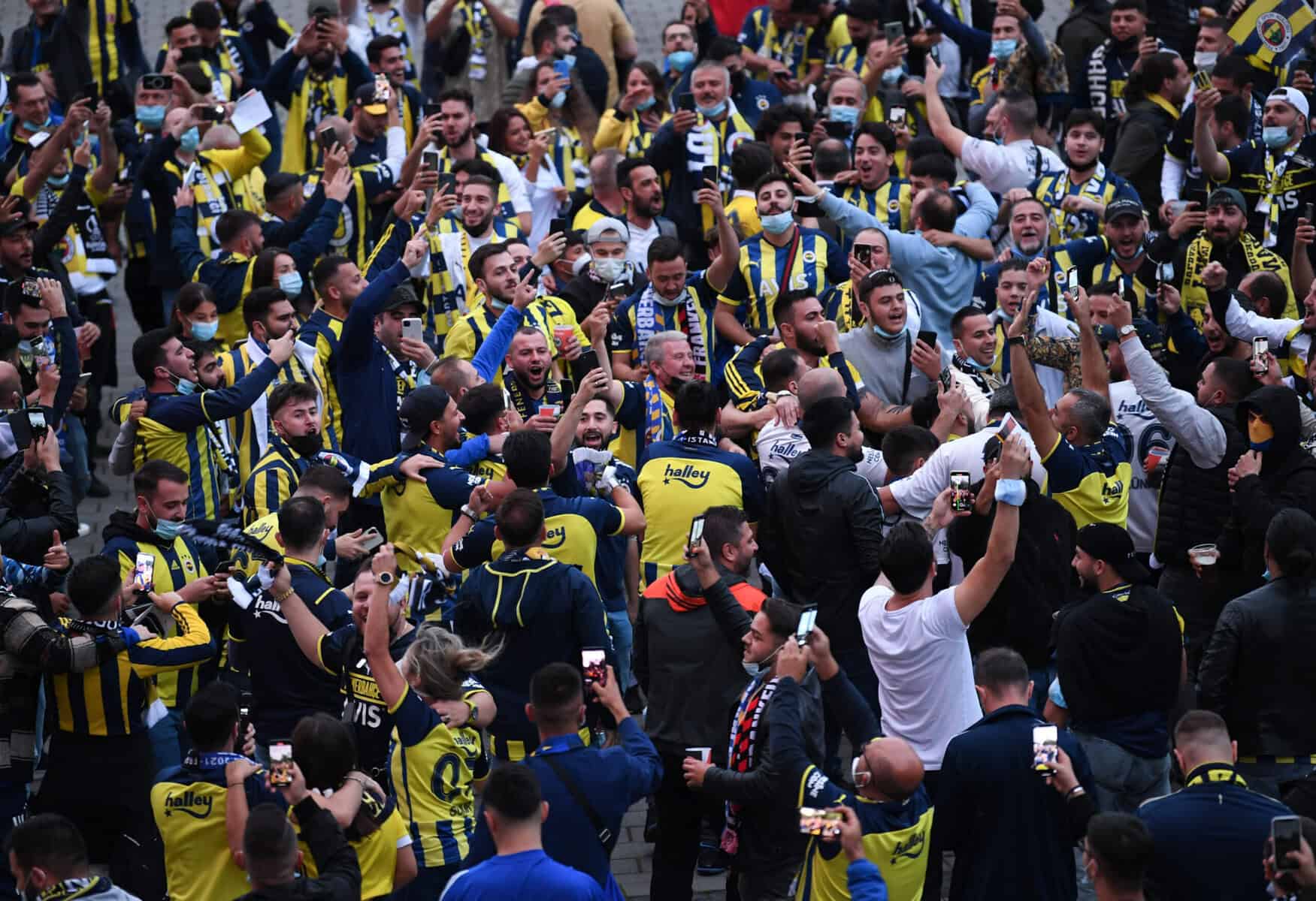 Fenerbahçe spielt ohne Auswärtsfans – Präsident Koç verteidigt Rücktritt-Slogans