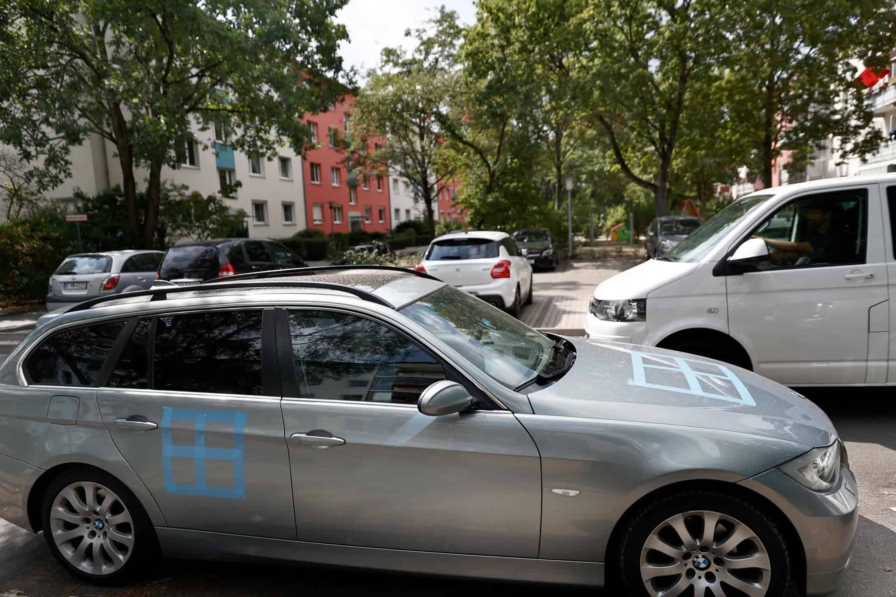 Berlin: Hakenkreuze in zig Autos geritzt – Täter unbekannt