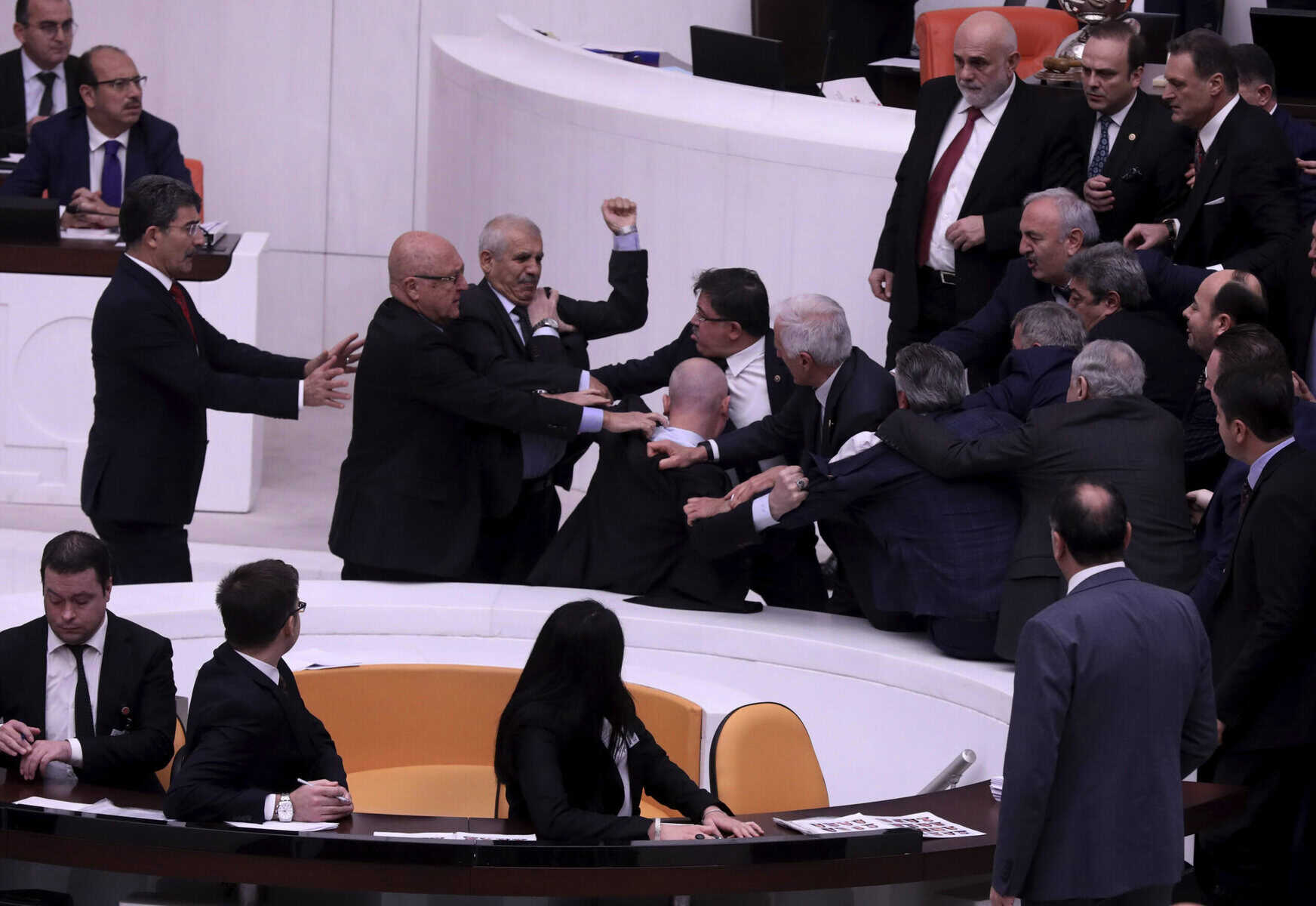 AKP-Abgeordneter schlägt Oppositionspolitiker krankenhausreif