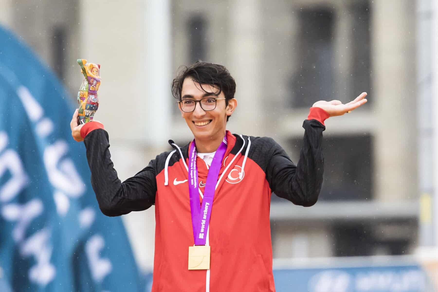 Türkischer Bogenschütze Mete Gazoz krönt sich in Berlin zum Weltmeister