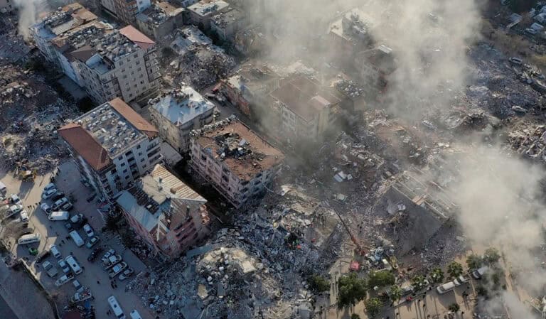 Gericht verhängt hohe Haftstrafen nach Erdbeben in der Türkei