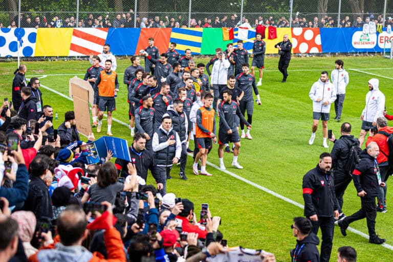 2500 junge Fans dabei: Türkei in EM-Quartier angekommen und gefeiert
