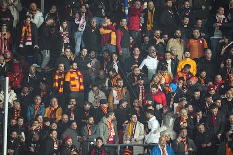 Doppel-Rot und Tumulte nach Spielende: Galatasaray blamiert sich in Prag