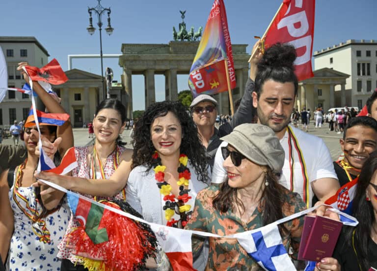 Kürzere Einbürgerungsfrist für deutschen Pass: Was ab heute alles gilt