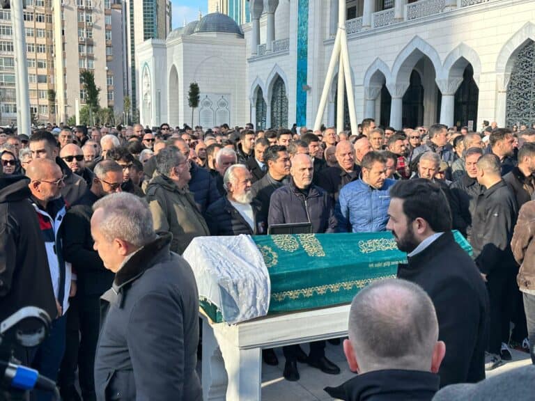 Ergreifende Beerdigung nach Hotelbrand: Vater überlebt knapp – und trauert um gesamte Familie