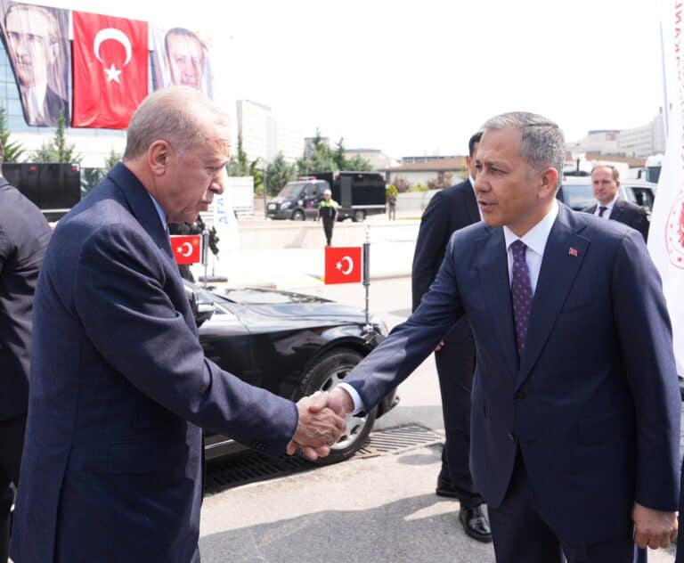 Machtkampf in der Türkei: Stürzt der Innenminister über den ominösen Fall um Ayhan Bora Kaplan?