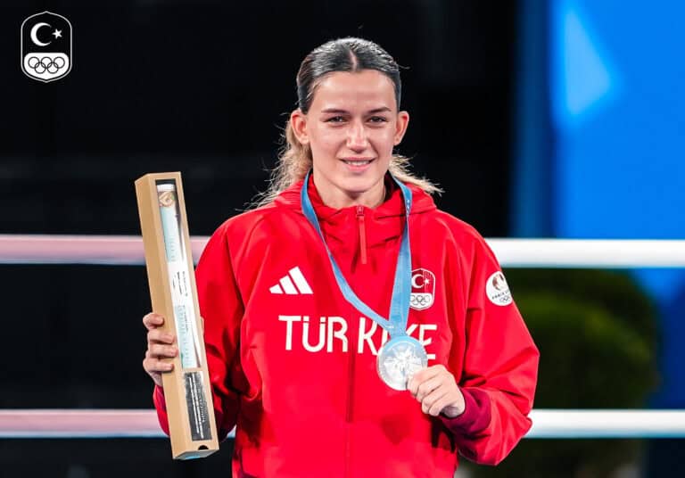Boxerin Hatice Akbaş holt Silber in Paris