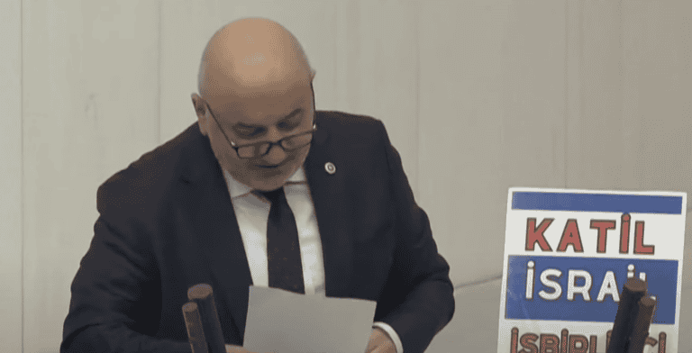 Türkischer Politiker stirbt während hitziger Parlamentsrede gegen Israel und AKP