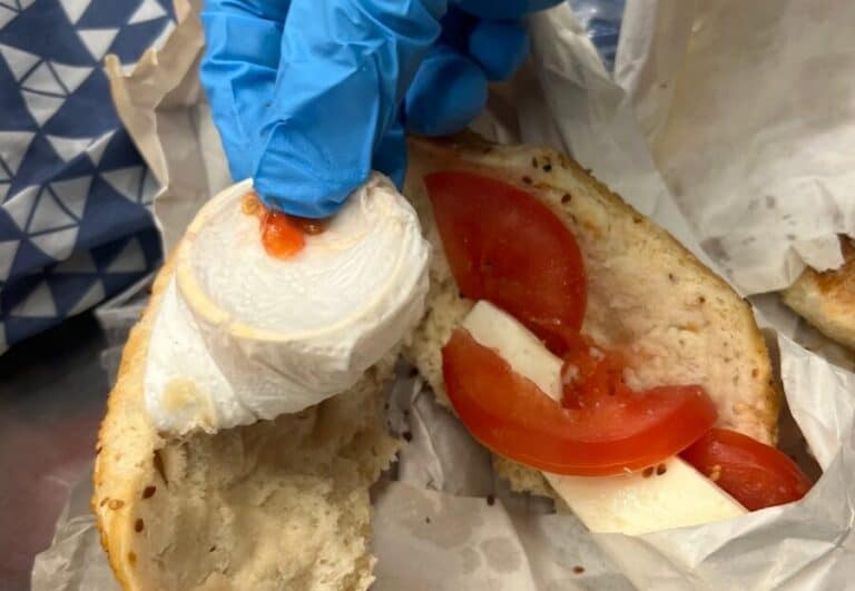 Beim Rückflug aus der Türkei: Passagierin versteckt Goldschmuck im Baguette