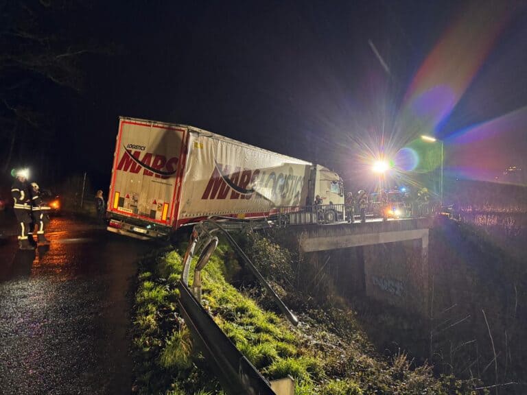 In NRW: Türkischer Lastwagen vor Absturz auf Bahngleise gerettet