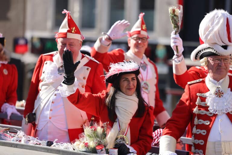 Neuer Bundestag: Mehr Abgeordnete mit Migrationsbiografie, aber immer noch zu wenige