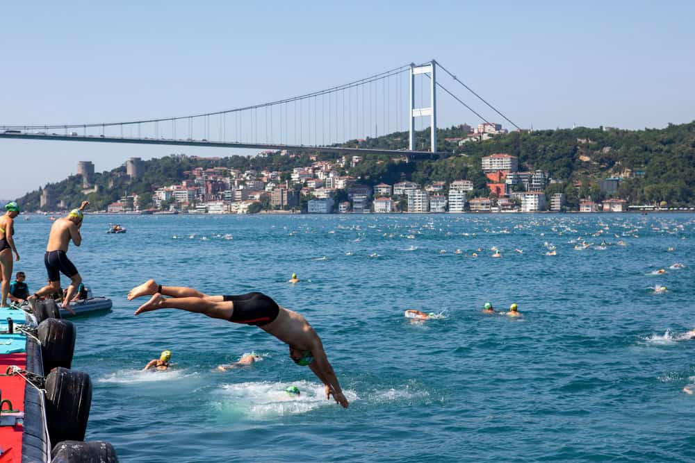 Türkische Schwimmer gewinnen Wettkampf im Bosporus