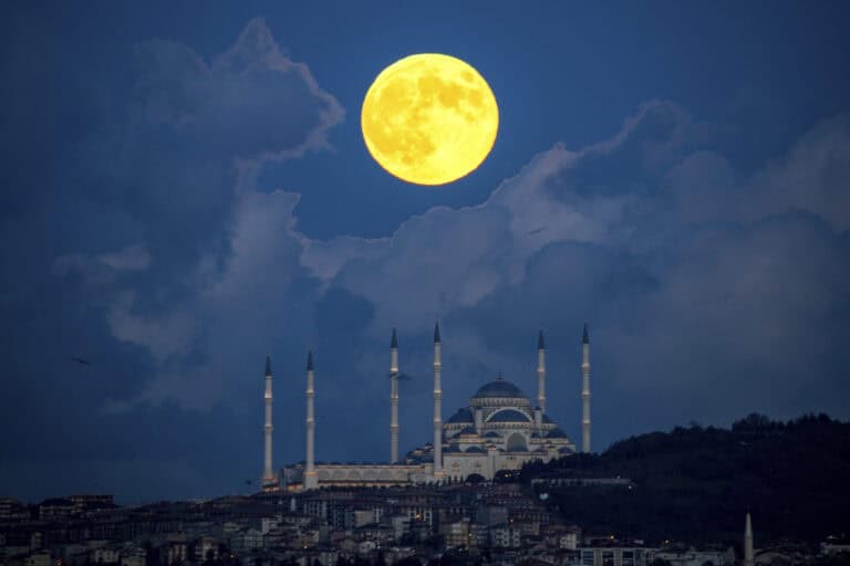 Neuer Supermond: Riesiger Mond fasziniert – auch in der Türkei