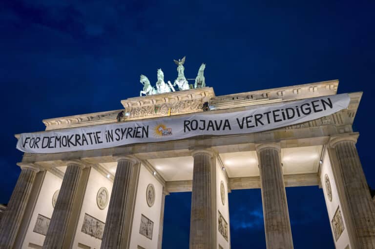 Kurdische Aktivisten besetzen türkisches Konsulat und steigen auf Brandenburger Tor