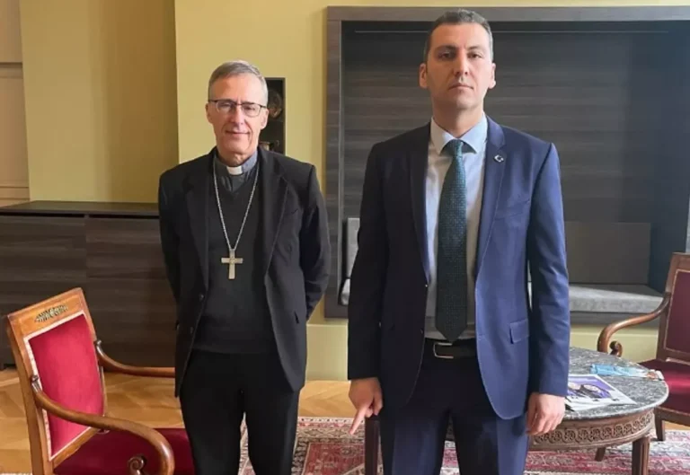 Mit dem Zeigefinger: Türkischer Botschafter sorgt für Eklat