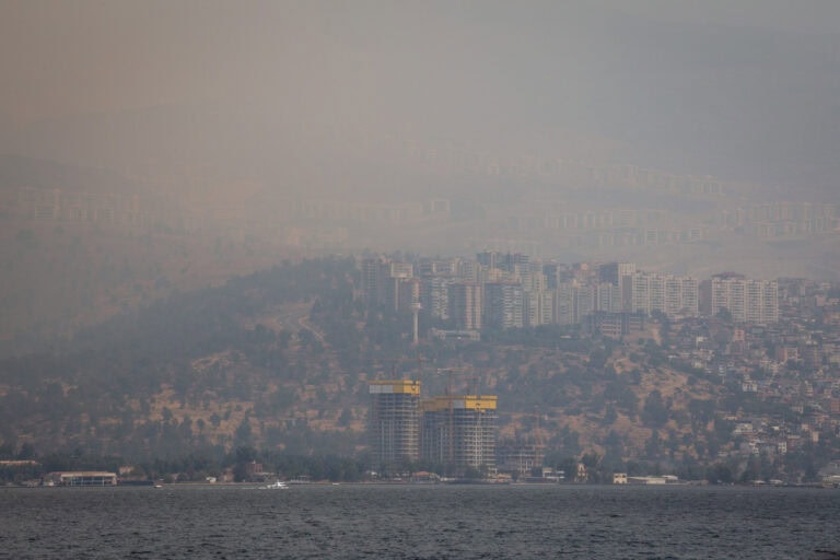 Schwere Waldbrände in Izmir und Umgebung: Tausende müssen evakuiert werden